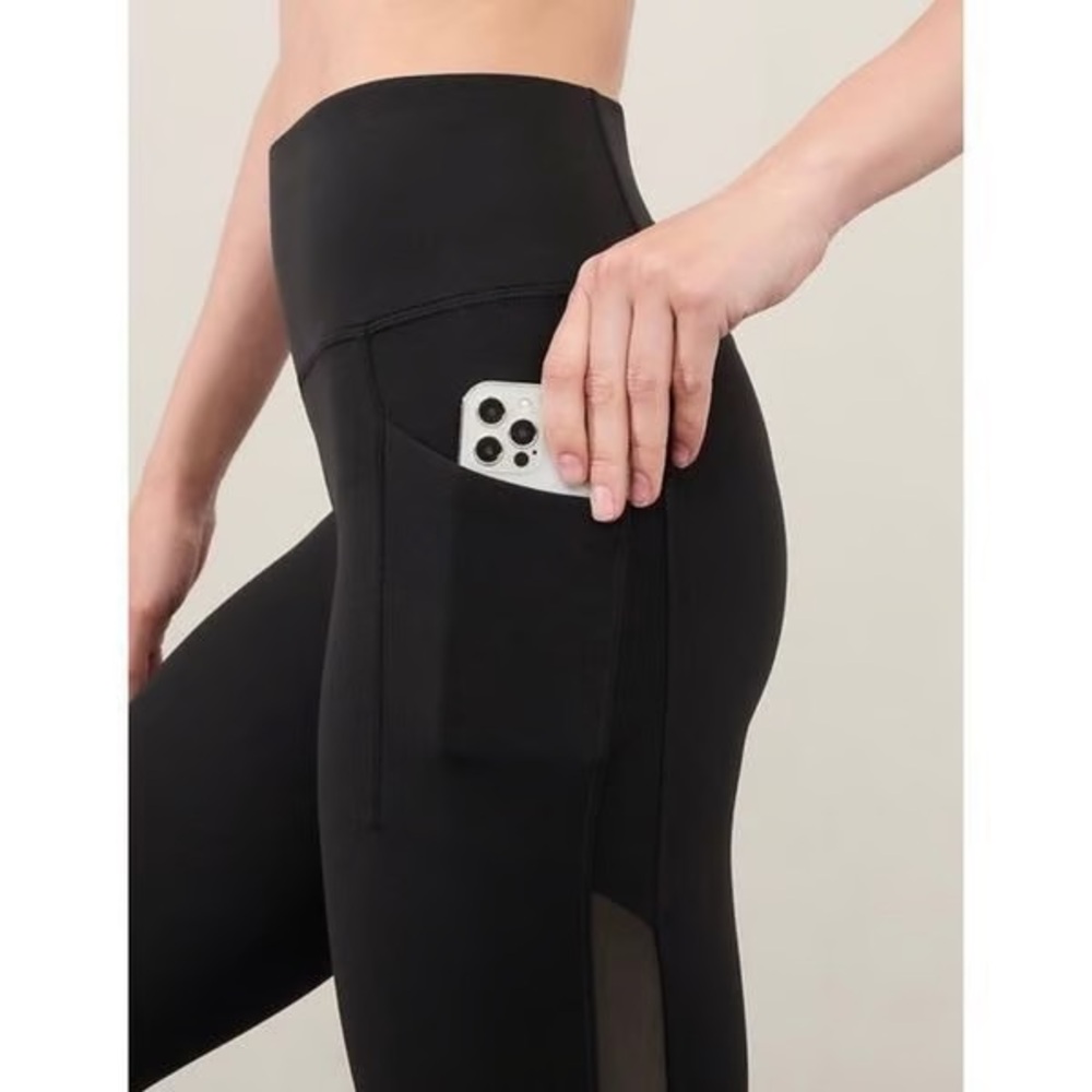 Athleta Ultimate Stash High Rise Mesh 7/8 
Legging